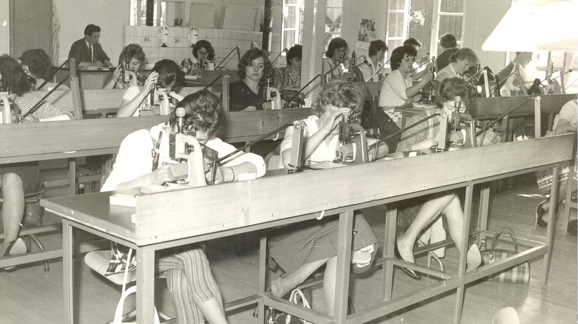 Historisches_Bild_Frauen_fertigen_Kanülen